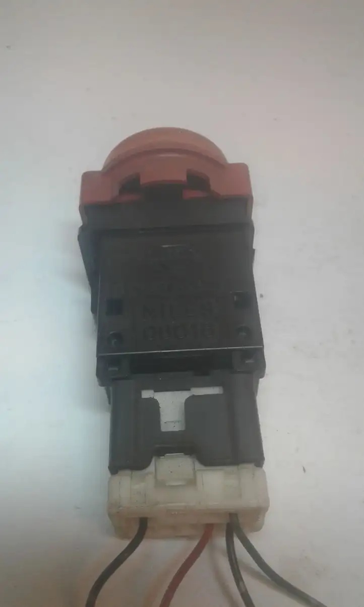 Nissan Almera (2000 - 2006) 06016 Включатель аварийных фонарей — фото 2