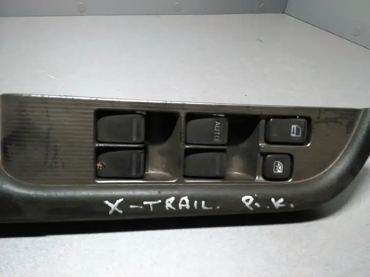 Nissan X-Trail T30 (2001 - 2007) 809498H700 Блок кнопок стеклоподъемников — фото 1