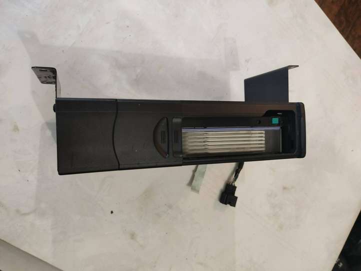 Land Rover Discovery (1998 - 2004)  XQE000120D CD/DVD чейнджер