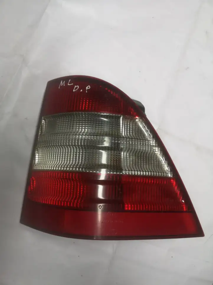 Mercedes-Benz ML W163 (1997 - 2005) A1638200264 Задний фонарь в кузове — фото 1