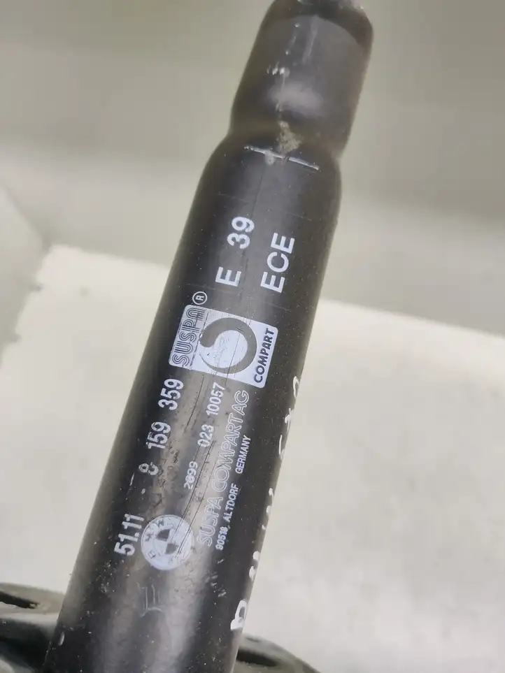 BMW 5 E39 (1996 - 2003) 8159359 Амортизатор заднего бампера — фото 2