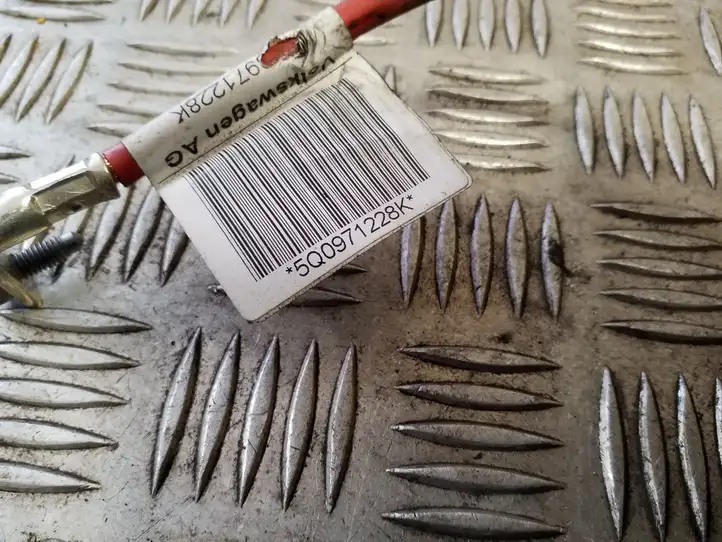 Volkswagen PASSAT B8 (2015 - )  5Q0971228K Плюсовый провод (аккумулятора)