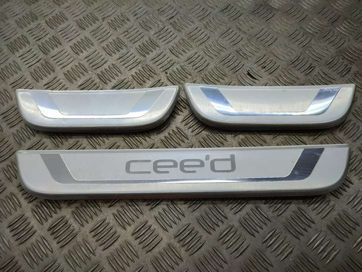 Kia Ceed (2015 - 2018)   Отделка переднего порога (внутренняя)