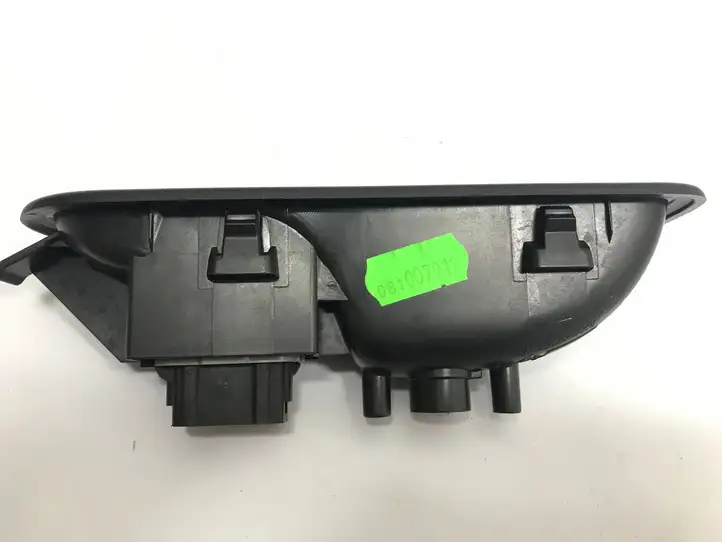 Renault Clio III (2005 - 2012) 8200294357 Кнопка стеклоподъемников — фото 7