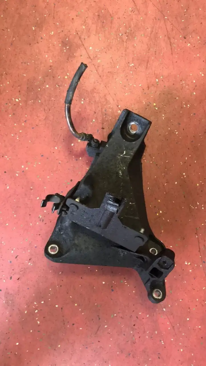 BMW 3 E90 E91 (2005 - 2012) 6760309 Кронштейн двигателя — фото 1