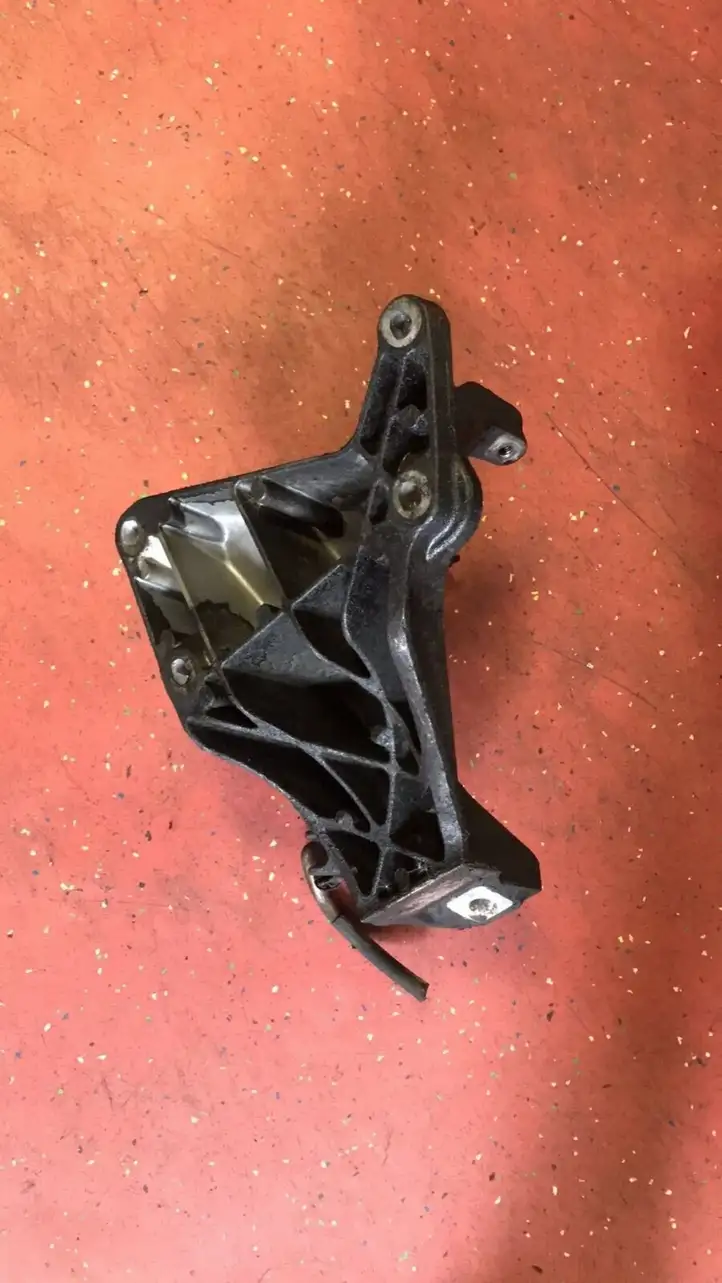 BMW 3 E90 E91 (2005 - 2012) 6760309 Кронштейн двигателя — фото 2