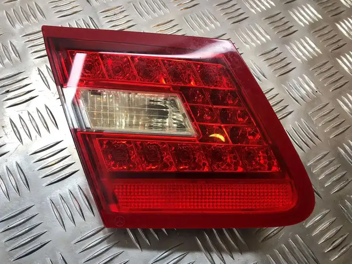 Mercedes-Benz E C207 W207 (2009 - 2017) A2078200364 Задний фонарь в крышке багажника — фото 1