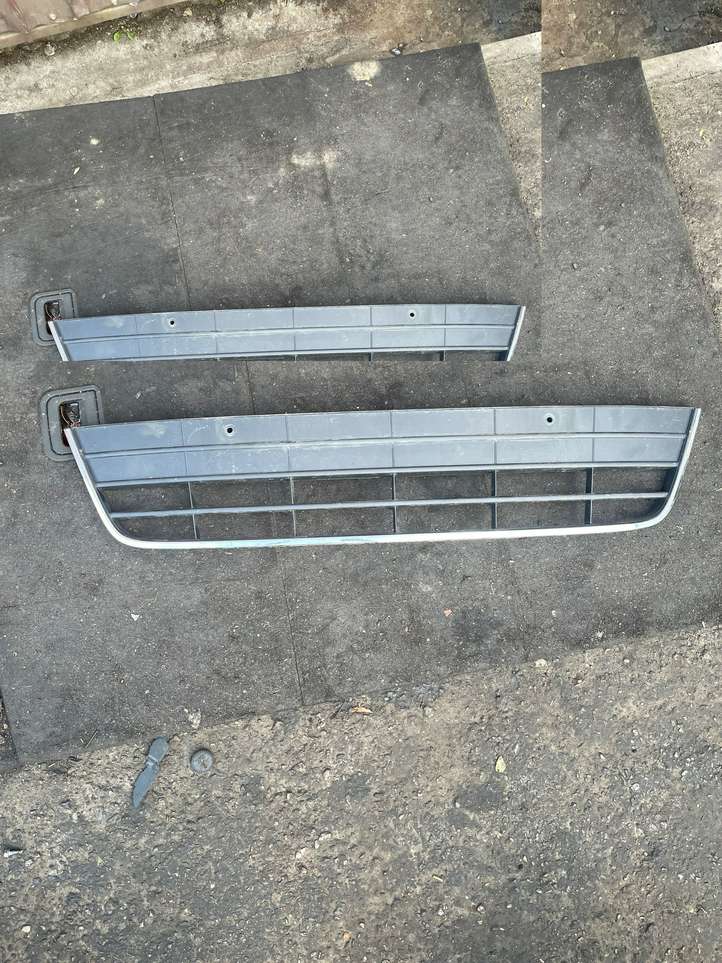 Volkswagen Tiguan (2011 - 2016)  5N0853677 Нижняя решётка (из трех частей)