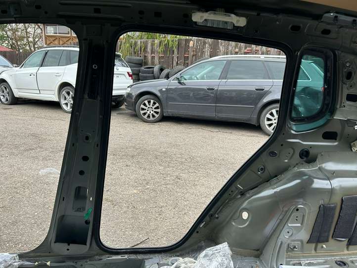 Volkswagen Tiguan (2011 - 2016)   Задняя четверть