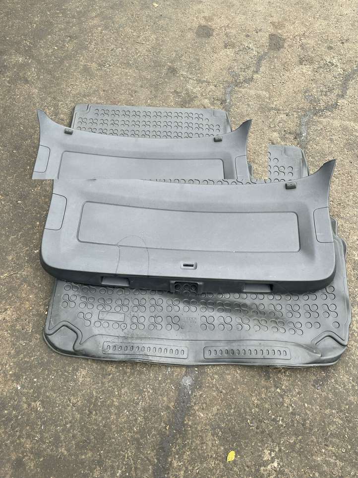 Volkswagen Tiguan (2011 - 2016)  5N0867601A Обшивка крышки багажника