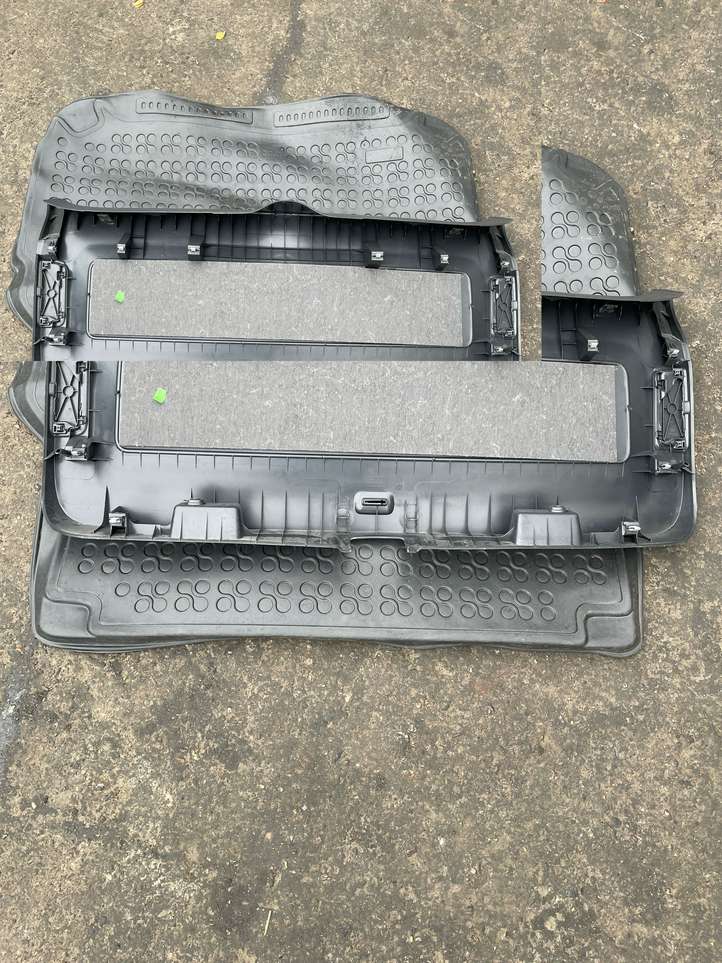 Volkswagen Tiguan (2011 - 2016)  5N0867601A Обшивка крышки багажника