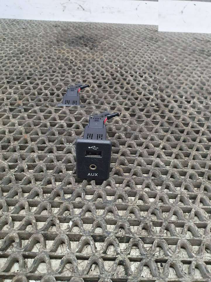 Nissan Qashqai (2013 - 2017)  795405004 Разъем USB