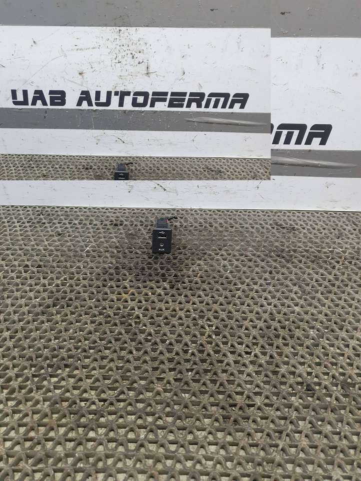 Nissan Qashqai (2013 - 2017)  795405004 Разъем USB