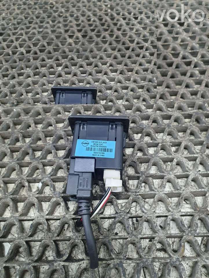 Nissan Qashqai (2013 - 2017)  795405004 Разъем USB