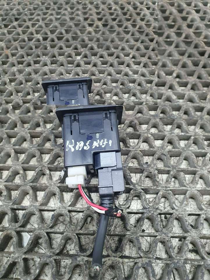 Nissan Qashqai (2013 - 2017)  795405004 Разъем USB