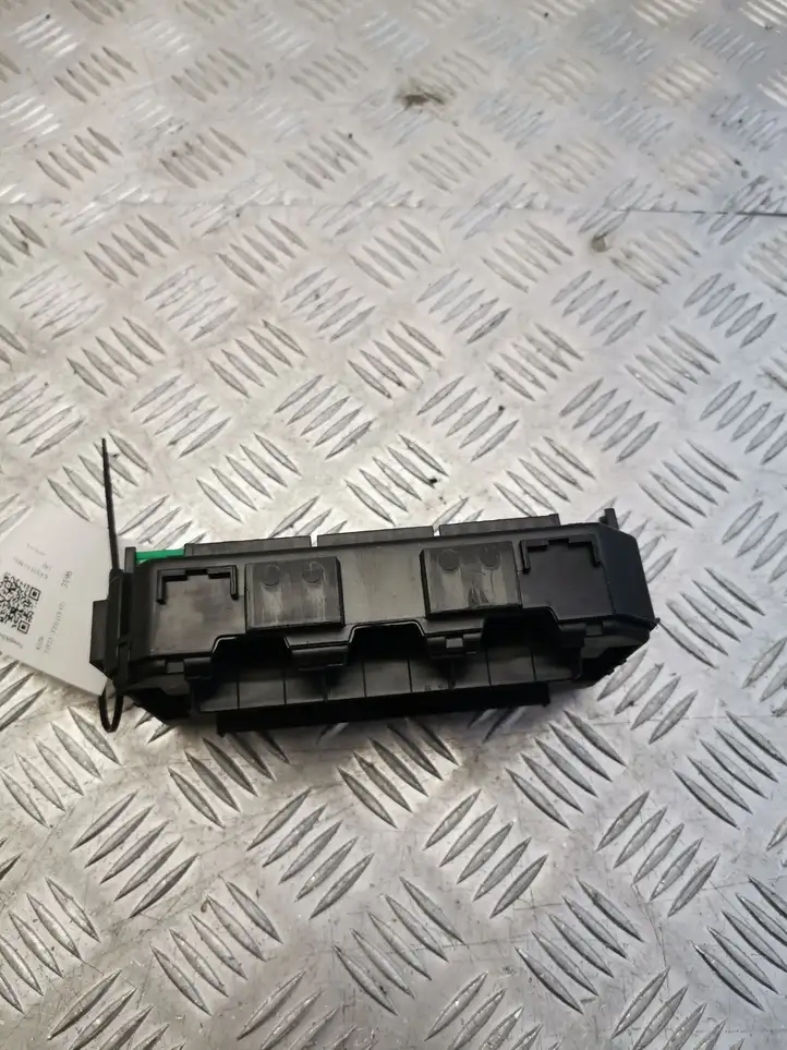 BMW 2 F22 F23 (2013 - 2017) 9389068 Блок предохранителей — фото 3