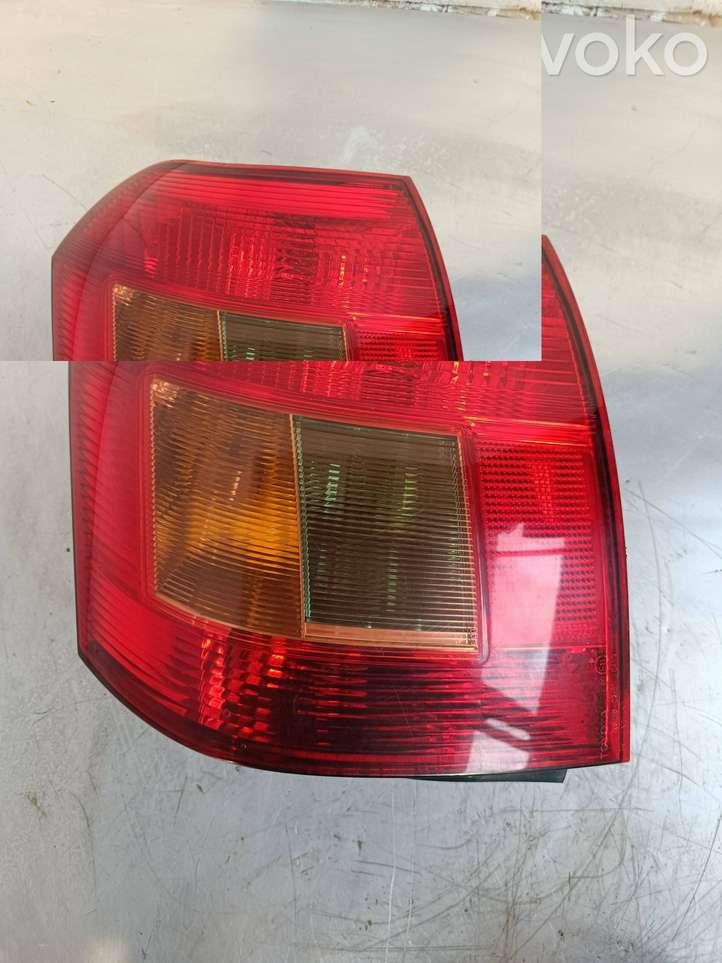 Toyota Corolla E120 E130 (2000 - 2004)   Задний фонарь в кузове