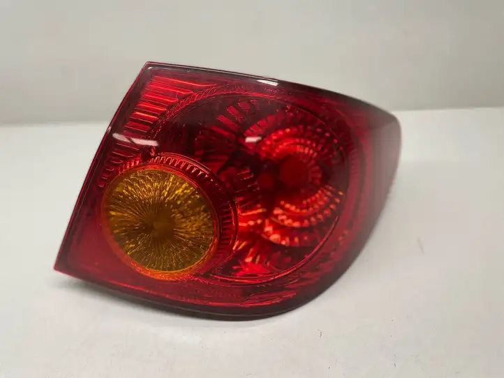 Toyota Corolla E120 E130 (2000 - 2004) TY666U000R Задний фонарь в кузове — фото 1