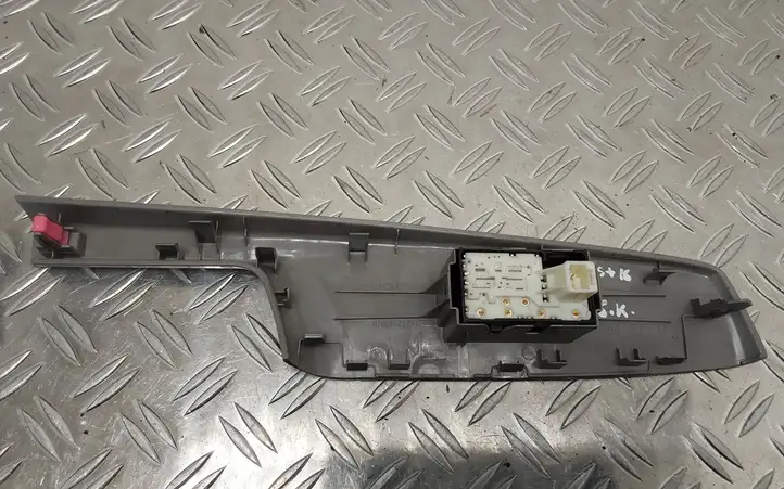 Toyota Prius+ (ZVW40) (2011 - 2018) 7427247070 Накладка кнопки стеклоподъемника — фото 2