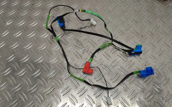 Toyota Yaris (2014 - 2019) 8221252051 Прочая электропроводка — фото 1