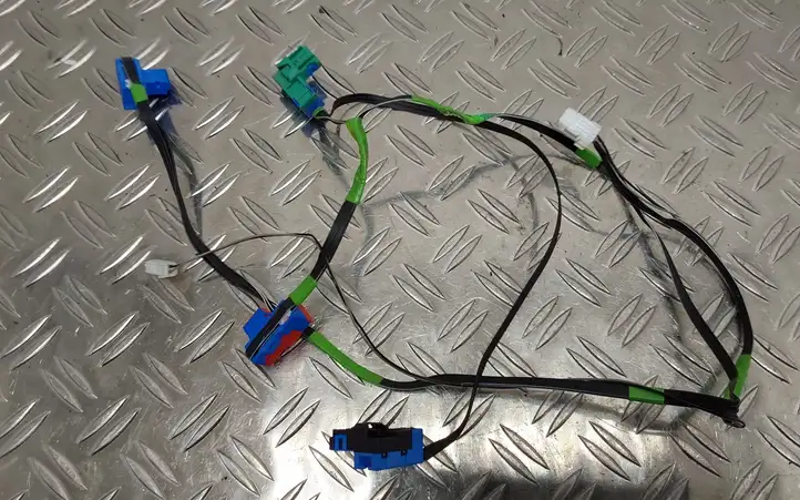 Toyota Yaris (2014 - 2019) 8221252051 Прочая электропроводка — фото 2