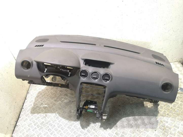 Peugeot 308 (2007 - 2013)   Панель