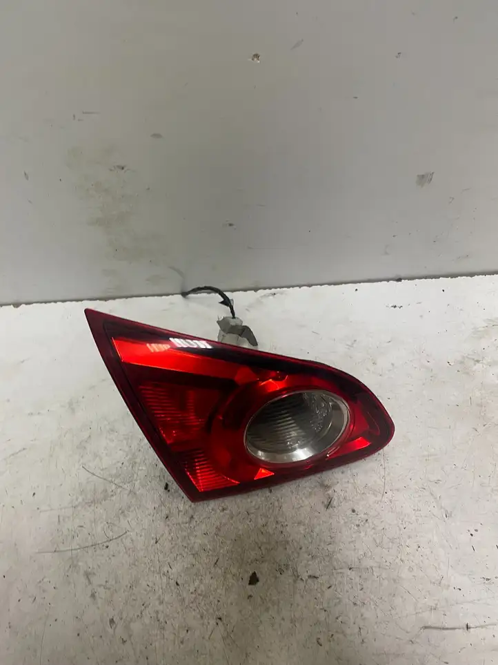 Nissan Qashqai (2006 - 2010) 89071063 Задний фонарь в крышке багажника — фото 1