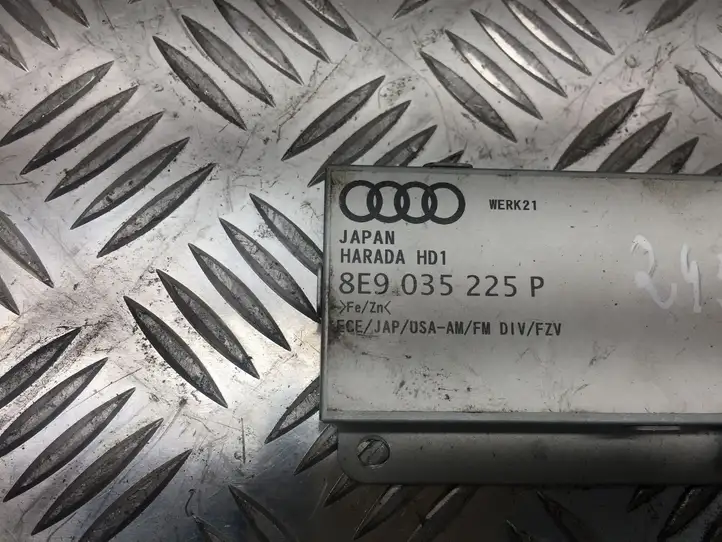 Audi A4 S4 B7 8E 8H (2004 - 2009) 8E9035225P Усилитель антенны — фото 2