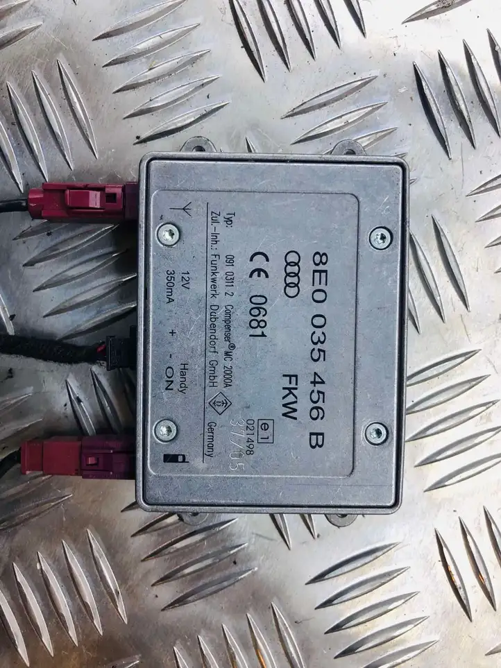 Audi A6 S6 C6 4F (2004 - 2008) 8E0035456B Усилитель антенны — фото 1
