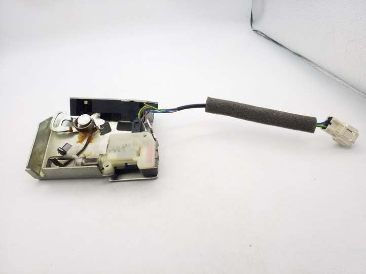 Ford Mondeo Mk III (2000 - 2007)  3S7143102AB Замок задней крышки