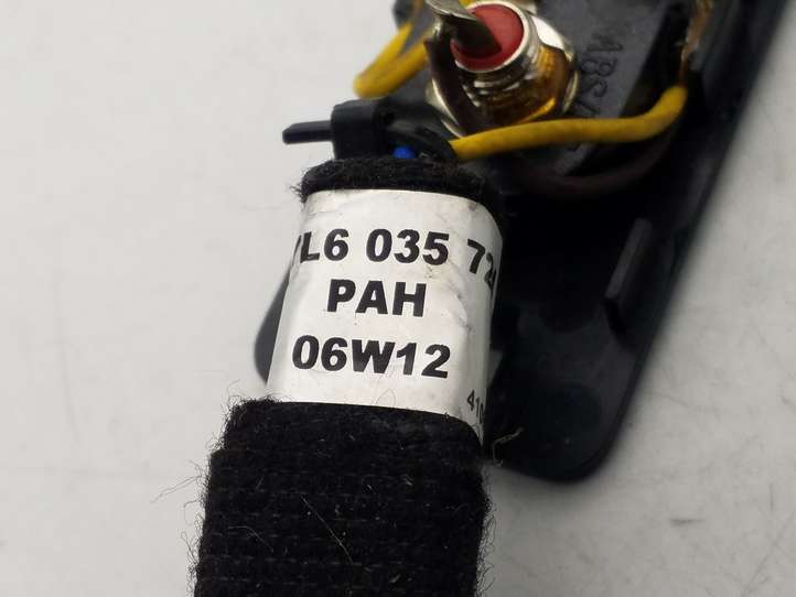 Volkswagen Touareg I (2002 - 2010)  7L6035724 Разъем AUX