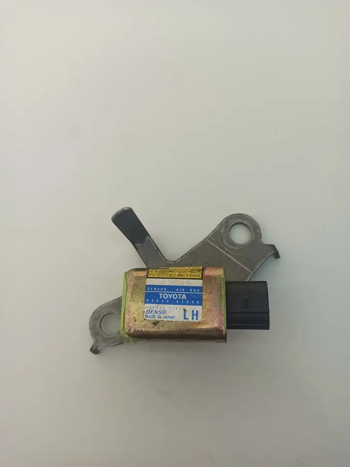 Toyota RAV 4 (XA20) (2000 - 2005) 8983042020 Датчик удара SRS — фото 1
