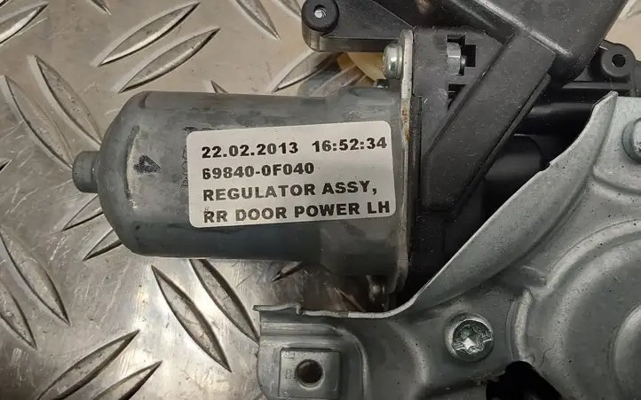 Toyota Verso (2012 - 2015) 698400F040 Стеклоподъемник задней двери — фото 3