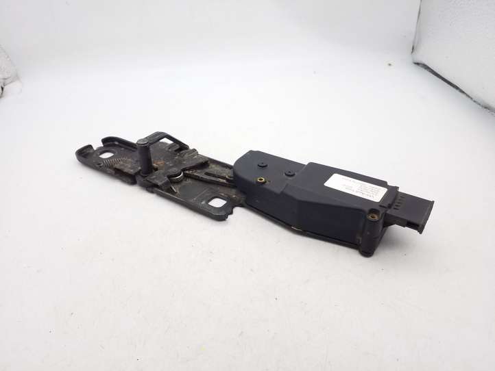 Audi Q5 (2008 - 2012)  4F9827383E Притягиватель задней крышки