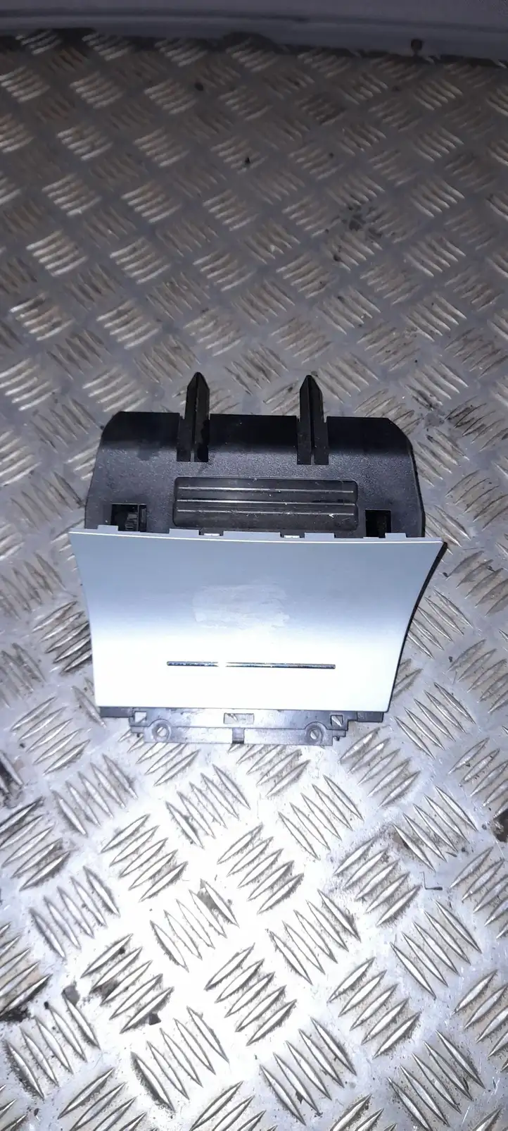 Skoda Octavia Mk2 (1Z) (2004 - 2013) 1Z1863077A Передняя пепельница — фото 1