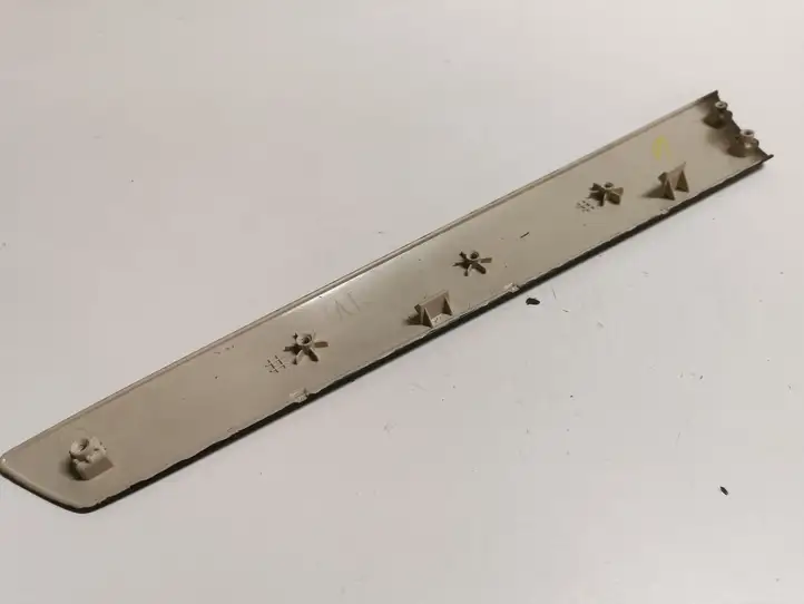 Subaru Outback (BS) (2014 - 2019) Прочая отделка передней двери — фото 3