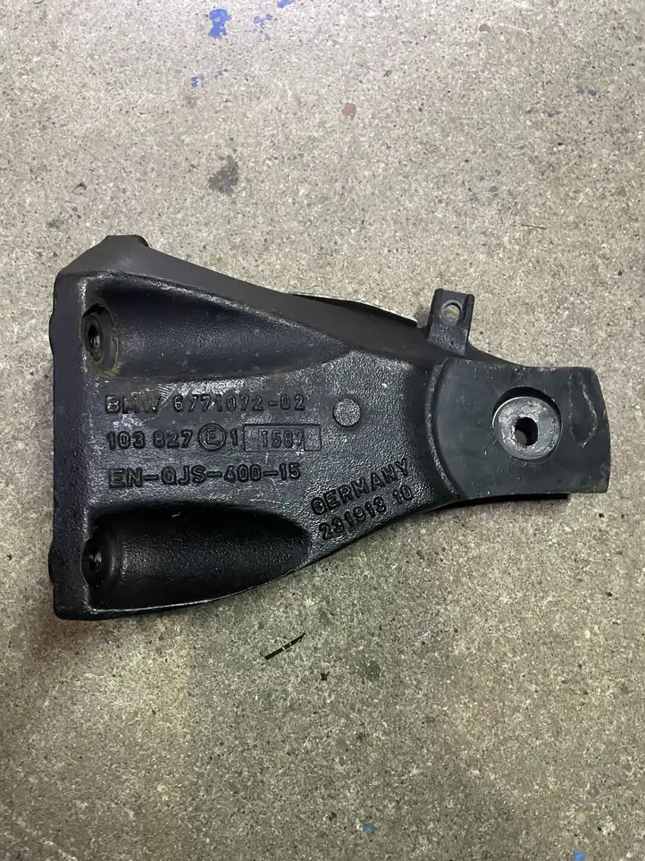 BMW 5 E60 E61 (2004 - 2010) 6771072 Кронштейн двигателя — фото 1