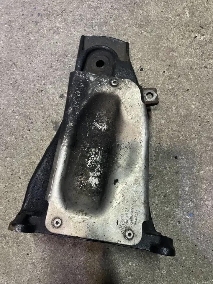 BMW 5 E60 E61 (2004 - 2010) 6771072 Кронштейн двигателя — фото 3