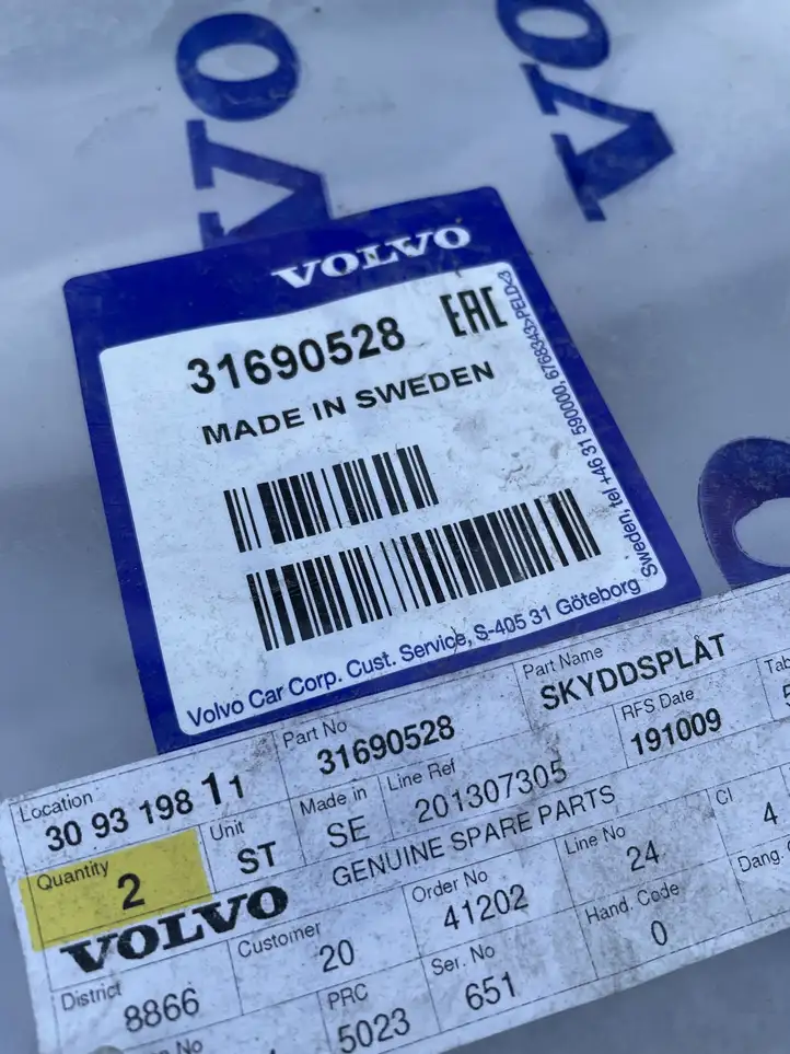Volvo V60 (2013 - 2018) 31690528 Нижняя часть переднего бампера — фото 1