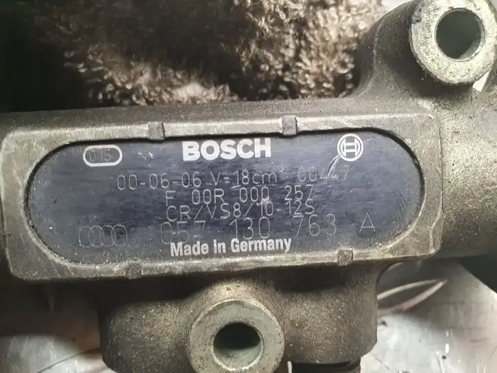 Audi A8 S8 D2 4D (1999 - 2002) 057130763A Магистральная топливная трубка — фото 2