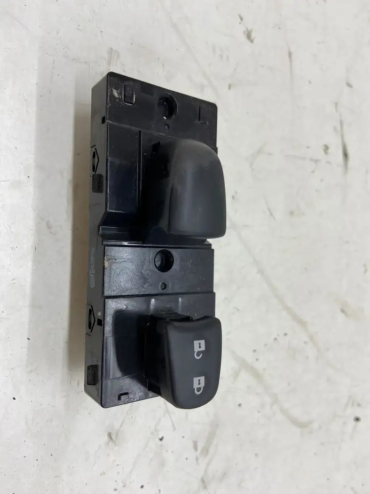 Nissan Qashqai (2013 - 2017) Кнопка стеклоподъемников — фото 1