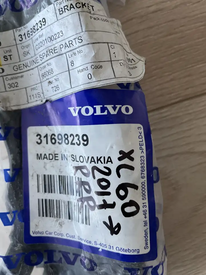 Volvo XC60 (2017 - ) 31698239 Кронштейн заднего бампера — фото 1