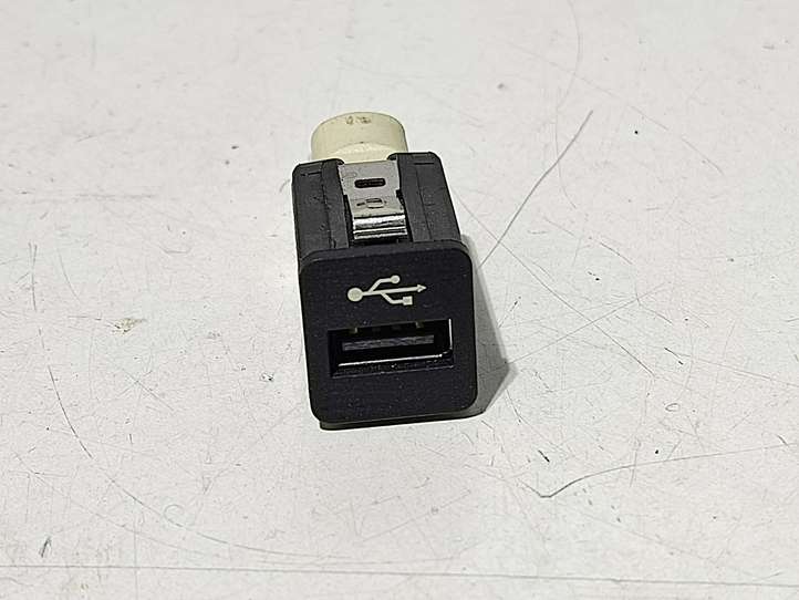 BMW 5 F10 F11 (2009 - 2016)  9167196 Разъем USB