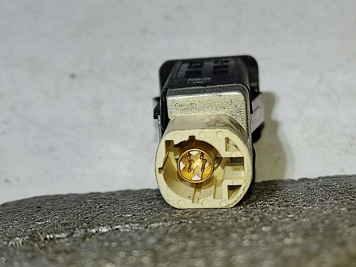 BMW 5 F10 F11 (2009 - 2016)  9167196 Разъем USB