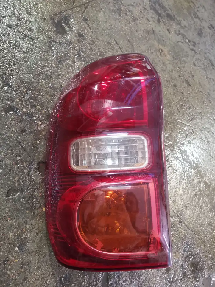 Toyota RAV 4 (XA20) (2000 - 2005) 8156142040 Задний фонарь в кузове — фото 1