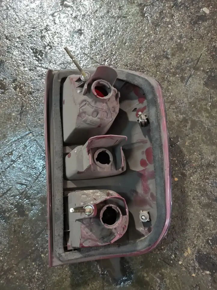 Toyota RAV 4 (XA20) (2000 - 2005) 8156142040 Задний фонарь в кузове — фото 2