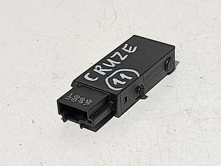 Chevrolet Cruze (2009 - 2012)  13317917 Разъем AUX