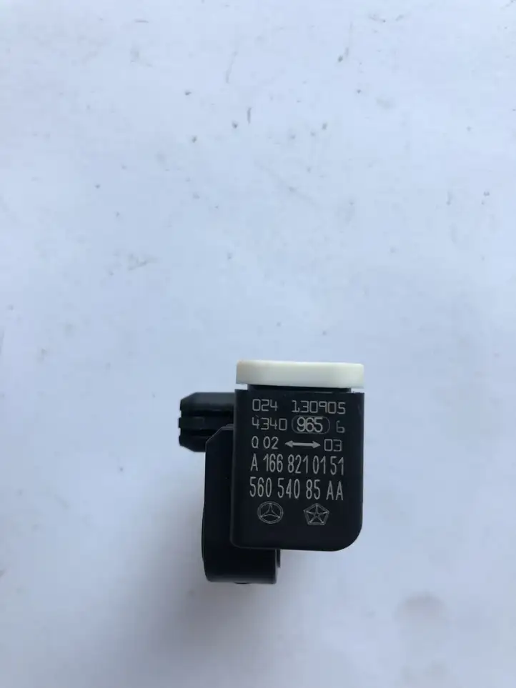 Mercedes-Benz A W176 (2012 - 2018) A1668210151 Датчик удара SRS — фото 2