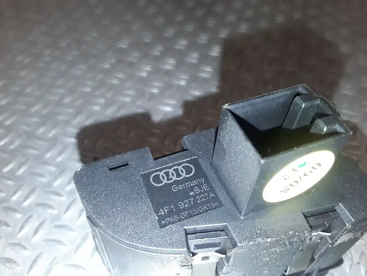 Audi A6 S6 C6 4F (2004 - 2008) 4F1927227A Кнопка бардачка — фото 2