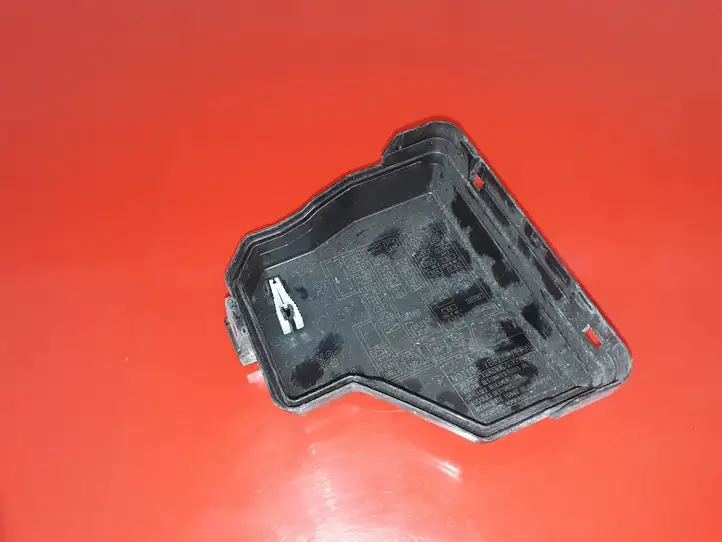 Toyota Verso (2009 - 2012) 8266252490 Крышка ящика предохранителей — фото 3